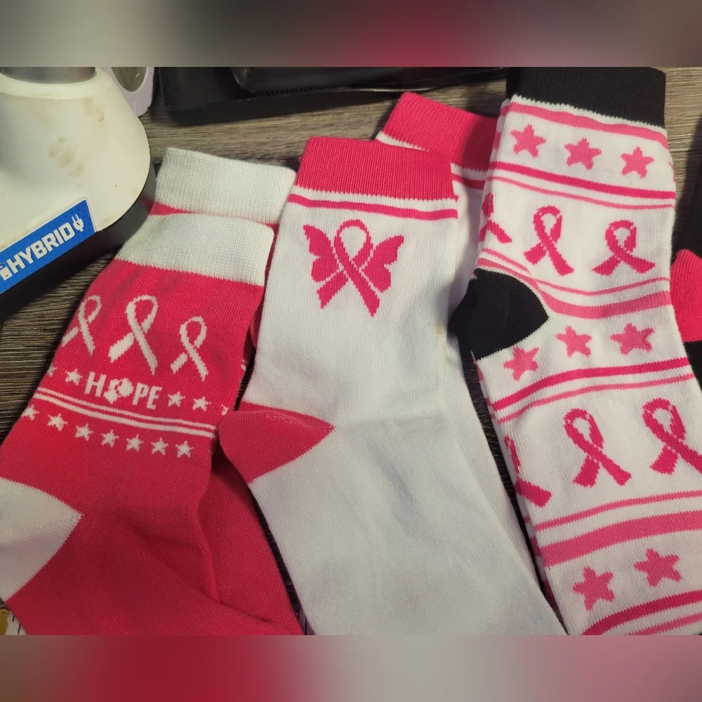 5 Pair Women's Socks Breast Cancer Awareness Crew Length NWOT A2‎